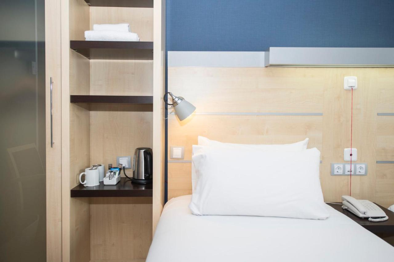 Holiday Inn Express Molins De Rei By Ihg Ngoại thất bức ảnh